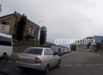 В Мелитополе водитель на Приоре терроризирует автолюбителей (видео)