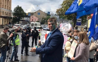 На митинге в Харькове облили зеленкой экс-депутата