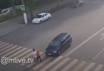 Даже не пытался затормозить перед переходом - в сети появился момент ДТП с пешеходами в Мелитополе (видео)