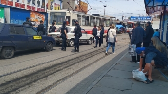 В Запорожье автомобиль заблокировал движение трамваев (фото)