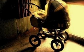 Женщина украла из подъезда детскую коляску