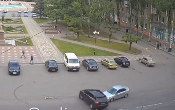 В Мелитополе водитель элитной иномарки спровоцировал ДТП на центральной площади (видео)