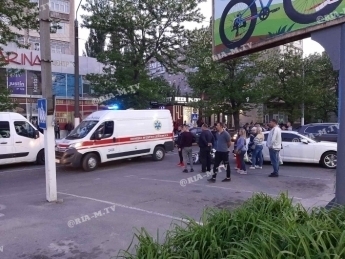 Как мотоциклист в Мелитополе попал в двойное ДТП - появилось видео момента столкновения