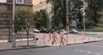 Без трусів, але в масках: У Києві влаштували голий забіг "заради карантину" (відео)