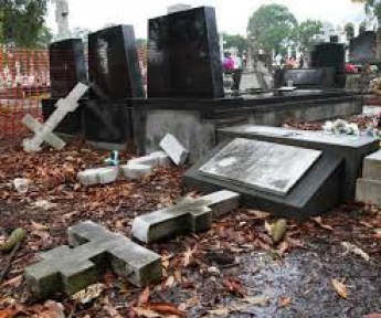 Рецидивист разрушил на кладбище несколько надгробий