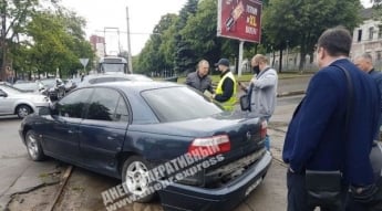 В Днепре на Троицкой жестко столкнулись Opel и Skoda: подробности и фото