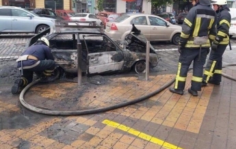 В центре Киева сгорело авто (видео)