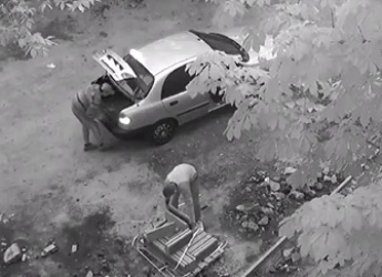В Мелитополе бдительный мужчина снял на видео, как парни бордюры воруют (видео)