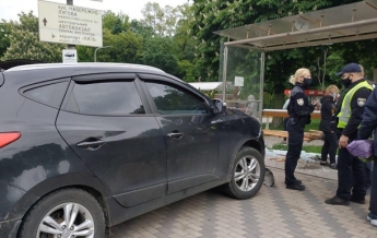 В Киеве авто на скорости врезалось в остановку (фото)