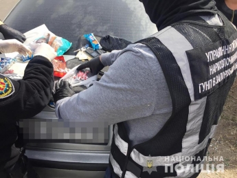 В Запорожской области разоблачили "закладчицу", которая хранила наркотики в банке с шоколадом (Видео)
