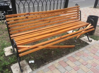 В Запорожской области вандалы повредили новые скамейки