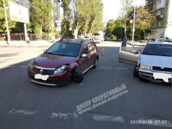 В Днепре на перекрестке столкнулись Skoda и Renault (фото)