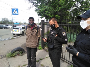 В Киеве иностранец эпично "отметил" ограбление женщины и попал в руки "копов": фото