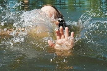 В Одессе упала в бассейн и после длительной комы умерла двухлетняя девочка