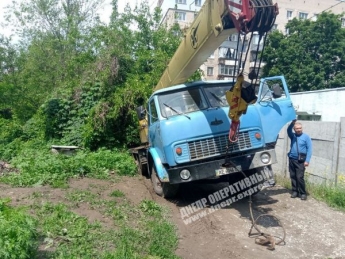 В Днепре грузовик провалился под землю (Фото)