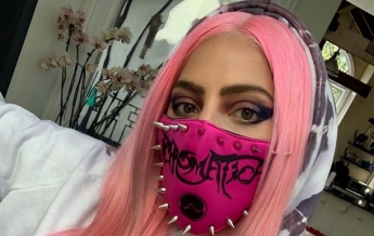 Леди Гага в шипастой маске снялась за рулем грузовика (фото)