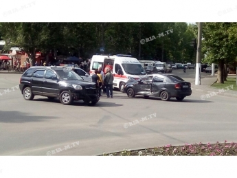 Возле кинотеатра "Победа" в Мелитополе серьезная авария (фото, видео)