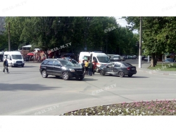 Момент столкновения джипа и Шевроле в Мелитополе попал на видео