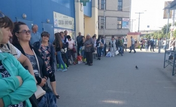 Транспортный коллапс в Запорожье: люди вынуждены стоять в километровых очередях (ФОТО)