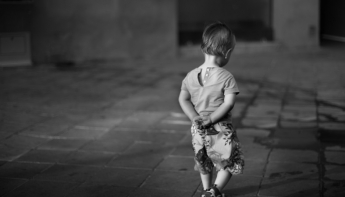 В Константиновке маленький мальчик один гулял по улицам