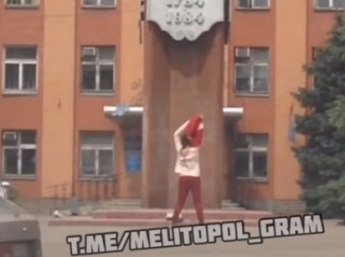 В центре Мелитополя девушка устроила танцы с элементами стриптиза (видео)