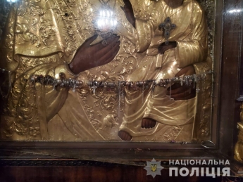 Посягнула на святое: в Днепре женщина украла золотые украшения с икон в Свято-Троицком соборе (Фото, видео)