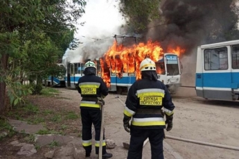 В Днепре полностью сгорел трамвай: подробности