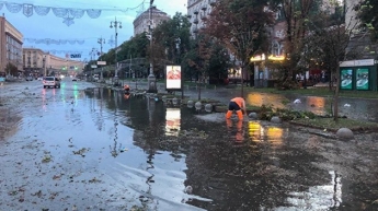 Машины "поплыли": появилось видео потопа в Киеве из-за сильного дождя