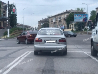 Водитель с матерным ребусом на заднем стекле эпатирует Мелитополь (фото, видео 18+)