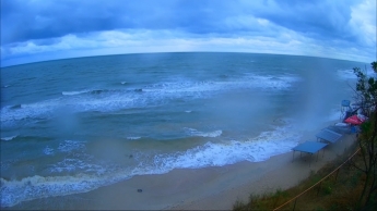 Ветер на пляже в Кирилловке просто валит с ног - в сети показали погоду на курорте (видео)