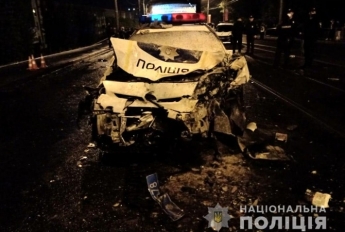В Харькове полицейский на "Ланосе" врезался в машину патрульных и сгорел