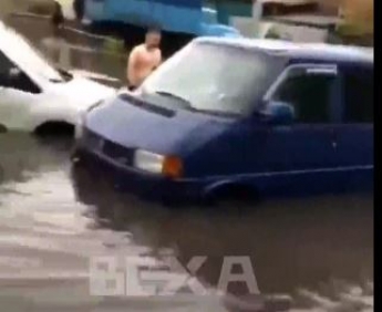 Улицы превратились в бурлящие реки, тонут авто: на Харьков обрушился мощный ливень, видео
