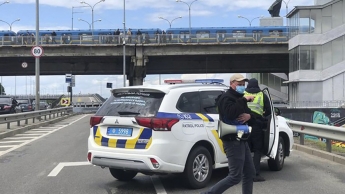 Провод и кнопка в руке: появились фото мужчины, который угрожает взорвать мост Метро в Киеве