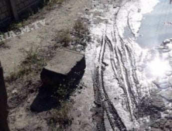 Как из фильма ужасов – в Мелитополе рядом с остановкой появилась надгробная плита (фото)