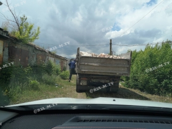 В Мелитополе из гаражного кооператива устроили свалку (фото, видео)