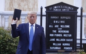 Американское духовенство возмутилось из-за фото Трампа с Библией