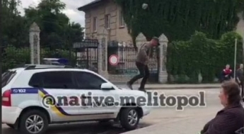 В Мелитополе неадекват крушил автомобиль госохраны (видео)