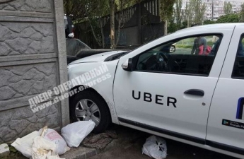 В Днепре на Левом берегу таксист потерял сознание и влетел в забор: пострадала беременная женщина (Фото)