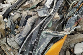 Упала на экскаватор: в Киеве на стройке мужчину раздавило бетонной плитой