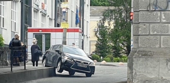 "Забыла" о габаритах: в Киеве женщина на Lexus устроила эпичное ДТП, фото