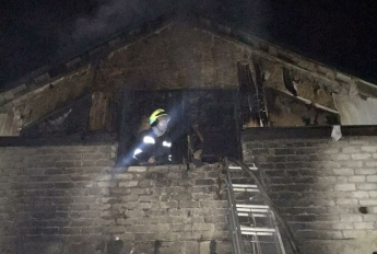 В Днепре горел двухэтажный жилой дом: пострадала женщина (Фото)