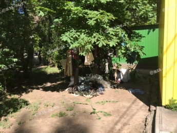 В Мелитополе бездомный обустроил себе жилье под хлебным киоском (фото, видео)