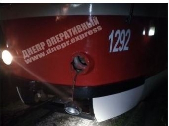 В Днепре на Маяковского трамвай сбил мужчину, который внезапно выскочил на пути: подробности