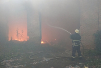 В Марганце горело большое здание: фото, видео