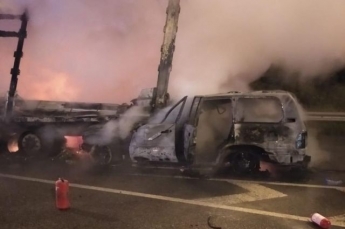 В Киевской области внедорожник влетел фуру: водитель легковушки сгорел заживо