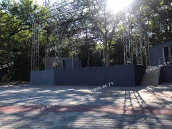 В Мелитополе в парке новая сцена почти готова (фото)