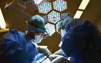 Уникальная операция: украинские врачи удалили ребенку редкостную опухоль