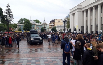 Под Радой митингуют за отставку Авакова (фото, видео)