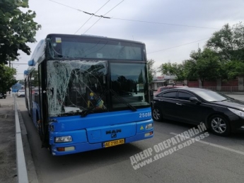В Днепре на Слобожанском проспекте столкнулись два автобуса, образовалась пробка: подробности и фото