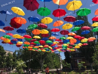 В Мелитополе уже появились парящие зонтики (фото)